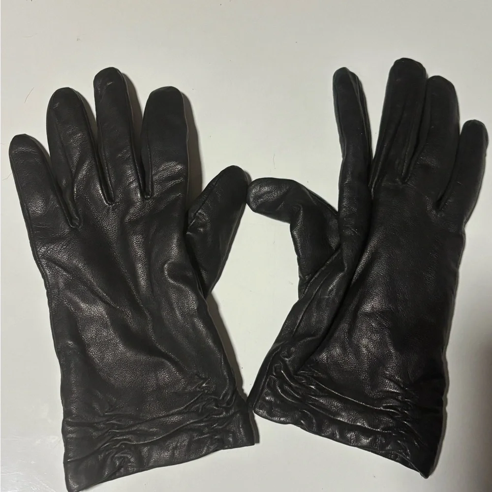 Isotoner Black‎ Leather Gloves - Picture 2 of 4